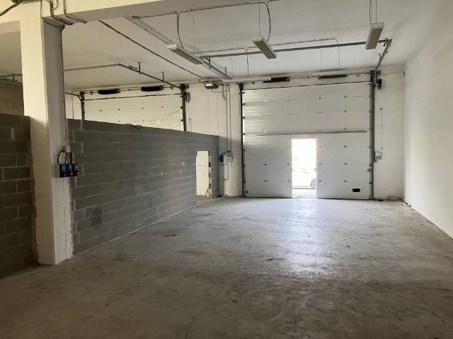Locale Commerciale in vendita a Cairo Montenotte, Liguria