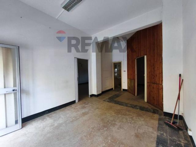 Locale Commerciale in vendita a Cairo Montenotte, Liguria