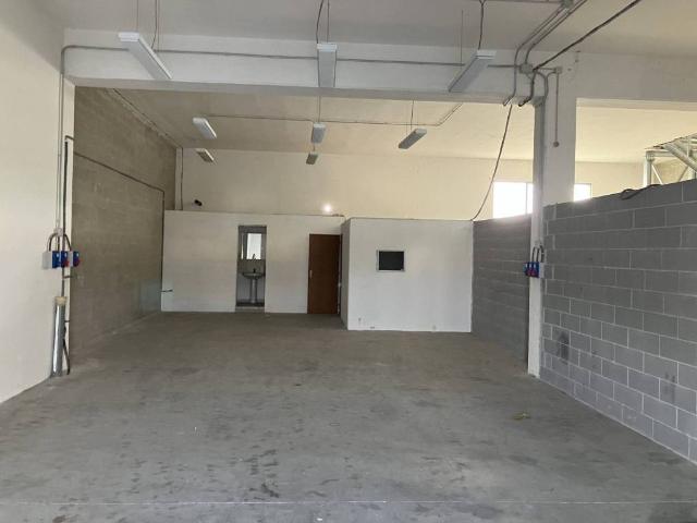 Locale Commerciale in vendita a Cairo Montenotte, Liguria