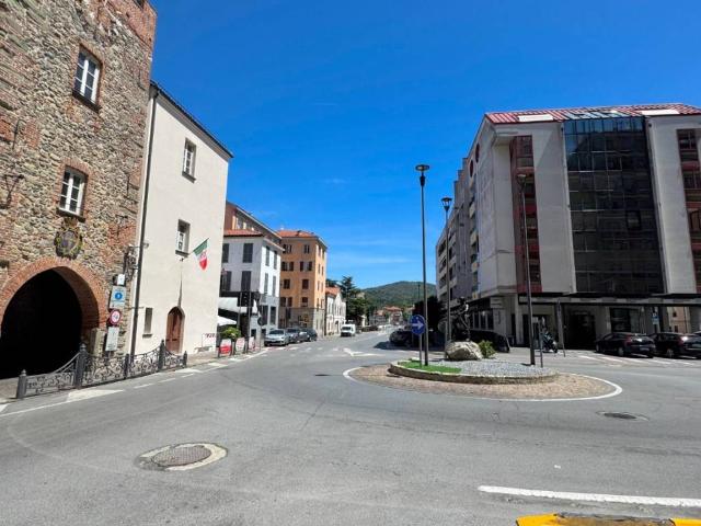 Locale Commerciale in vendita a Cairo Montenotte, Liguria