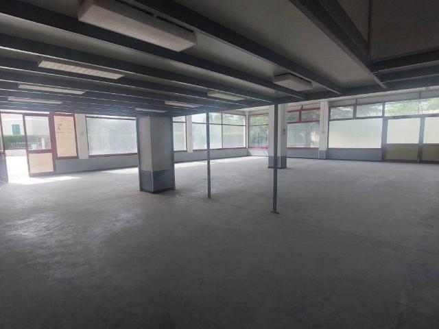 Locale Commerciale in vendita a Cairo Montenotte, Liguria