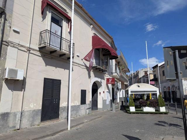 Locale Commerciale in vendita a Caivano, Campania