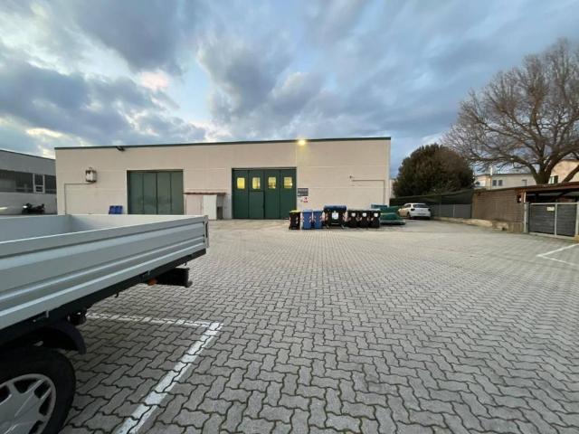 Locale Commerciale in vendita a Case Bianche, Calcinaia