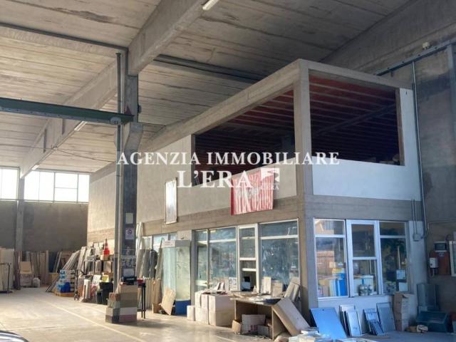 Locale Commerciale in vendita a Oltrarno, Calcinaia