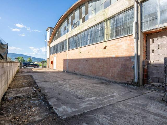 Locale Commerciale in vendita a Oltrarno, Calcinaia