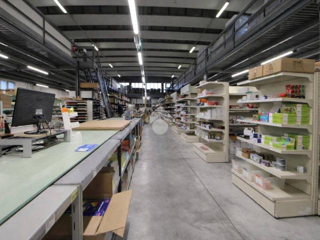 Locale Commerciale in vendita a Calcinaia, Toscana