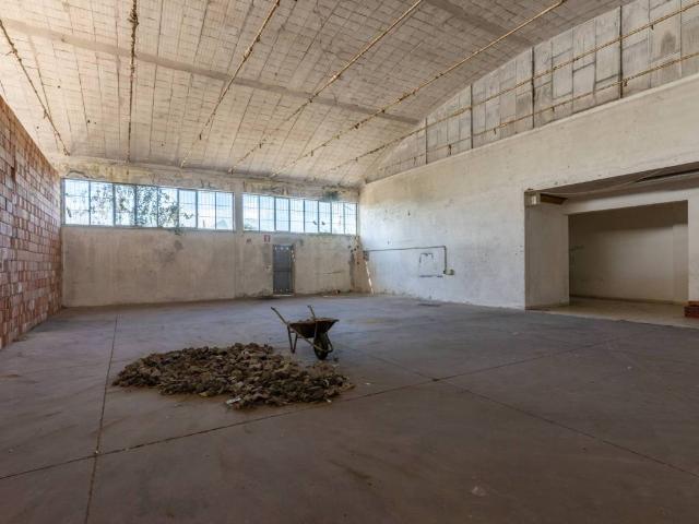 Locale Commerciale in vendita a Oltrarno, Calcinaia