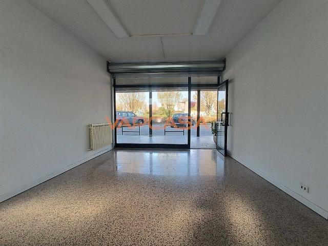 Locale Commerciale in vendita a Calcinate, Lombardia