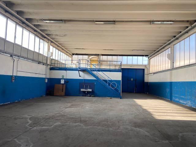 Locale Commerciale in vendita a Calcinate, Lombardia