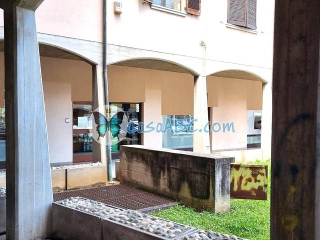 Locale Commerciale in vendita a Calcinate, Lombardia