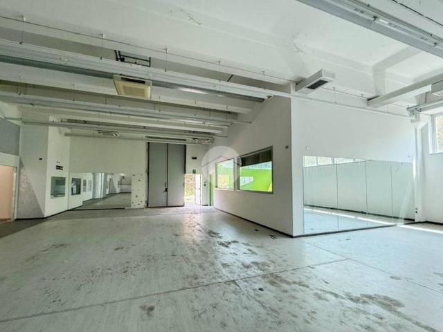 Locale Commerciale in vendita a Calcinate, Lombardia