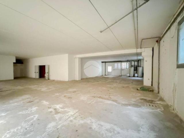 Locale Commerciale in vendita a Calcinate, Lombardia