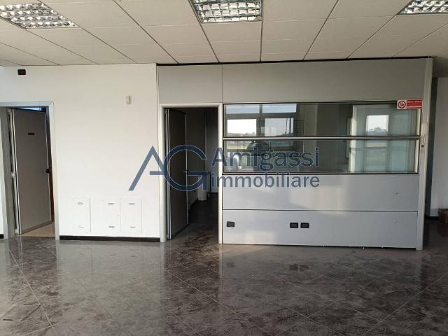 Locale Commerciale in vendita a Calcinate, Lombardia