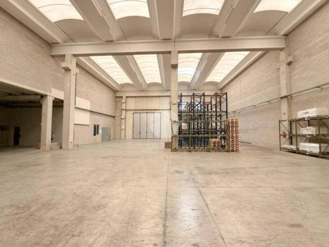 Locale Commerciale in vendita a Calcinate, Lombardia