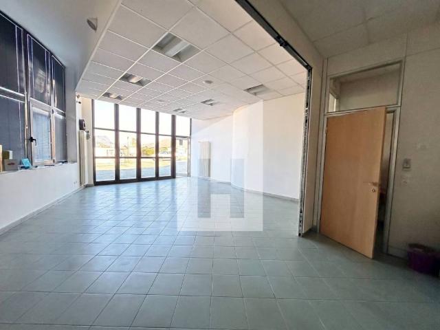 Locale Commerciale in vendita a Überetsch-Unterland - Oltradige-Bassa Atesina, Caldaro - Kaltern