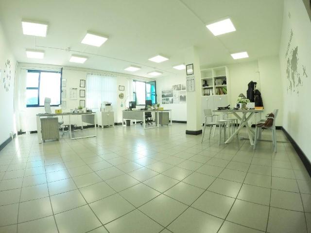 Locale Commerciale in vendita a Calenzano, Toscana