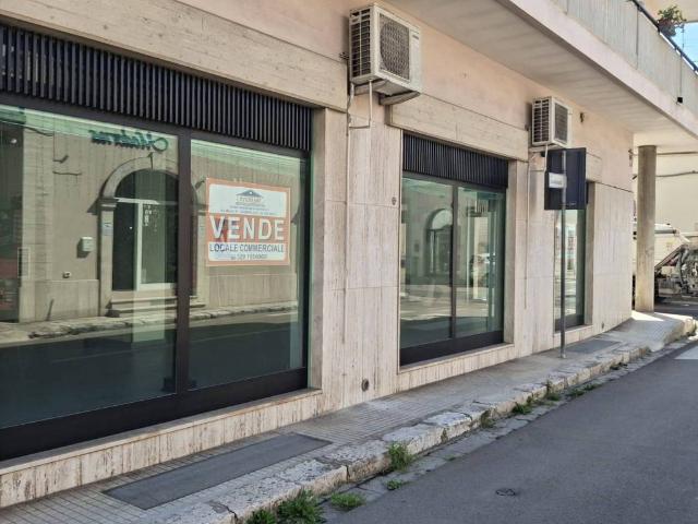 Locale Commerciale in vendita a Puglia, Lecce