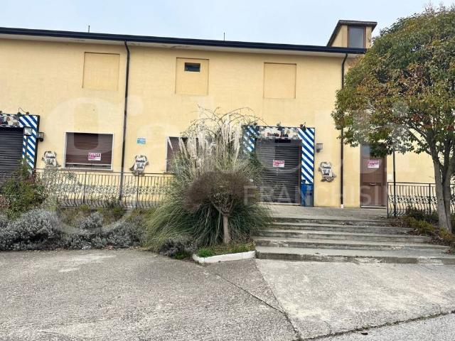 Locale Commerciale in vendita a Calitri, Campania