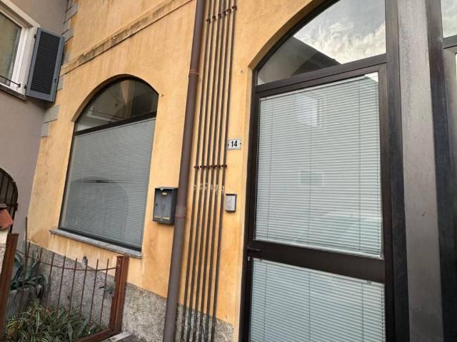 Locale Commerciale in vendita a Calolziocorte, Lombardia