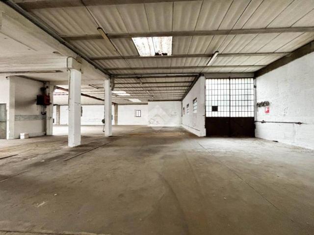 Locale Commerciale in vendita a Calolziocorte, Lombardia