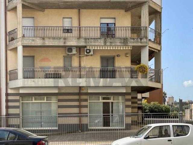 Locale Commerciale in vendita a Caltagirone, Sicilia
