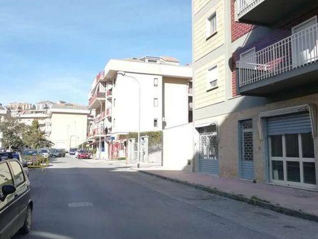 Locale Commerciale in vendita a San Luca, Caltanissetta