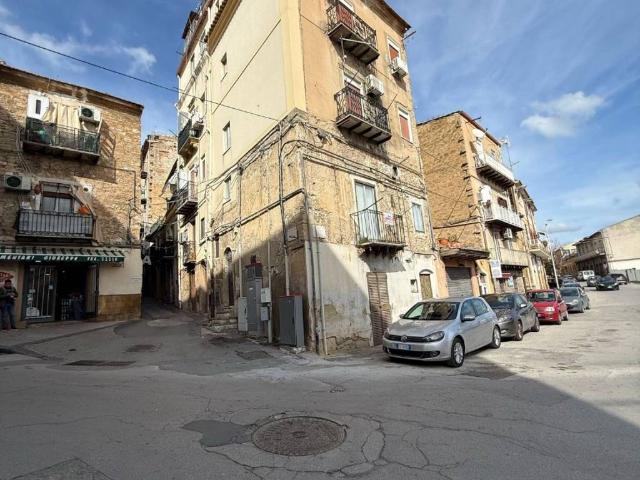 Locale Commerciale in vendita a Rione Angeli, Caltanissetta