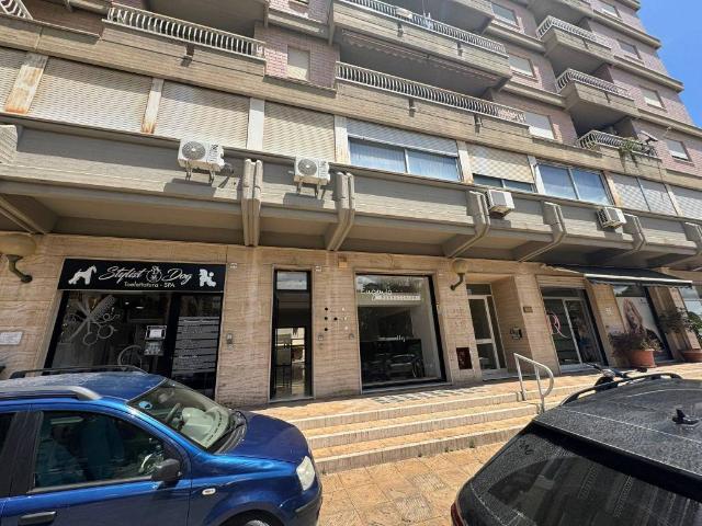 Locale Commerciale in affitto a Caltanissetta, Sicilia