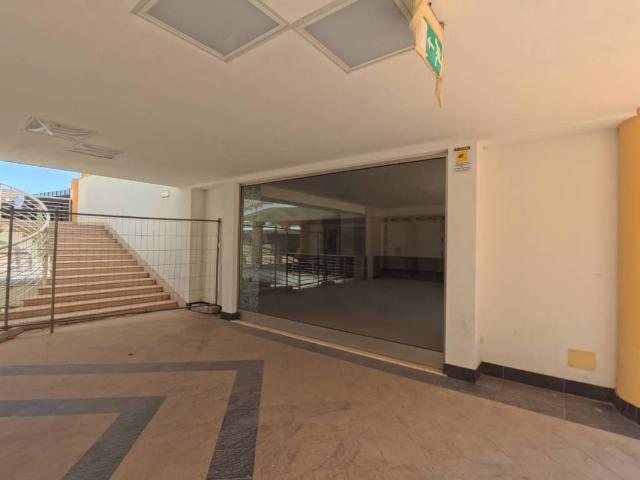 Locale Commerciale in vendita a Caltanissetta, Sicilia
