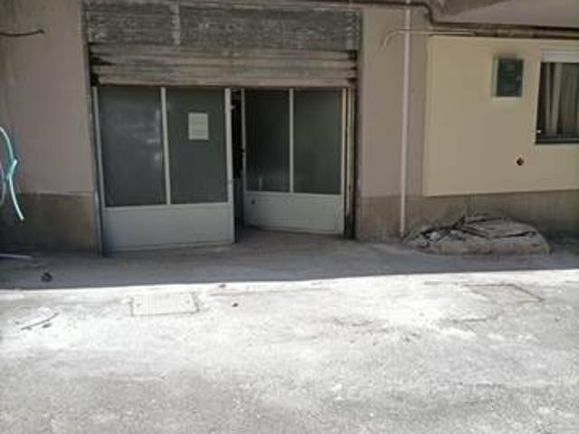 Locale Commerciale in vendita a Caltanissetta, Sicilia