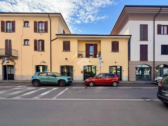 Locale Commerciale in affitto a Calusco D'adda, Lombardia