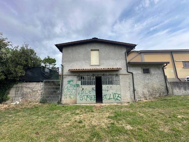 Locale Commerciale in vendita a Calvagese Della Riviera, Lombardia