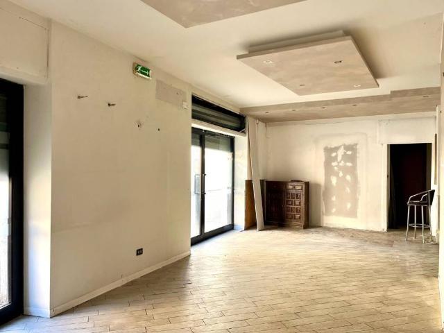 Locale Commerciale in vendita a Calvenzano, Lombardia