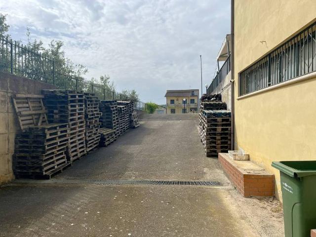 Locale Commerciale in vendita a Calvi, Campania
