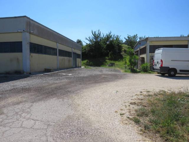 Locale Commerciale in vendita a Calvi Dell'umbria, Umbria