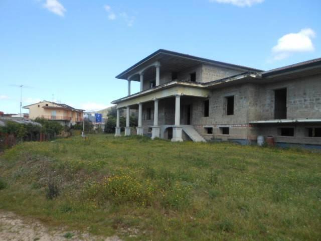 Locale Commerciale in vendita a Calvi Risorta, Campania