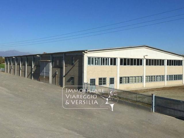 Locale Commerciale in vendita a località Bucine, Camaiore