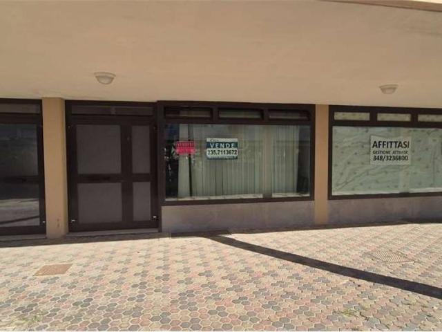 Locale Commerciale in vendita a Camaiore, Toscana
