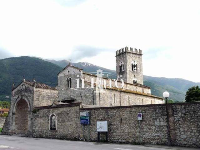 Locale Commerciale in vendita a località Bucine, Camaiore