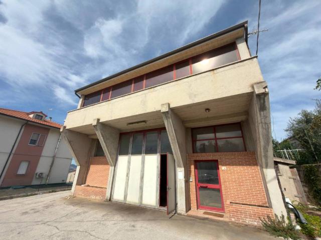 Locale Commerciale in vendita a Camerano, Ancona