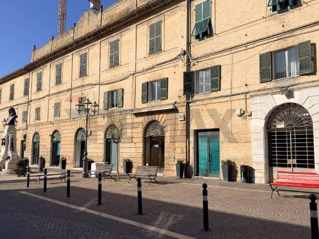 Locale Commerciale in vendita a Marche, Ancona