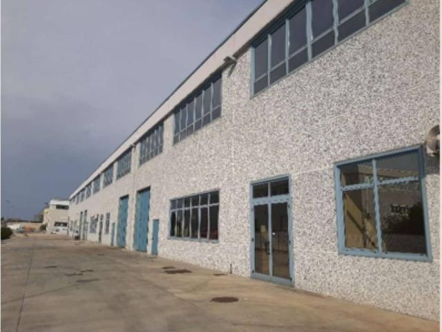Locale Commerciale in vendita a Marche, Ancona