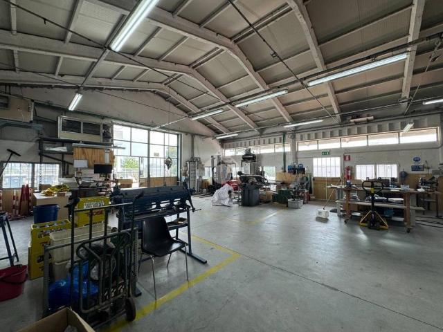 Locale Commerciale in vendita a Piemonte, Novara