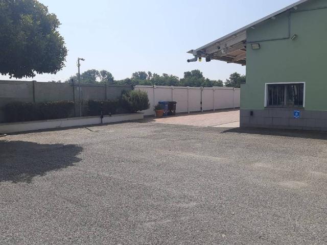 Locale Commerciale in vendita a Nivellina, Cameri