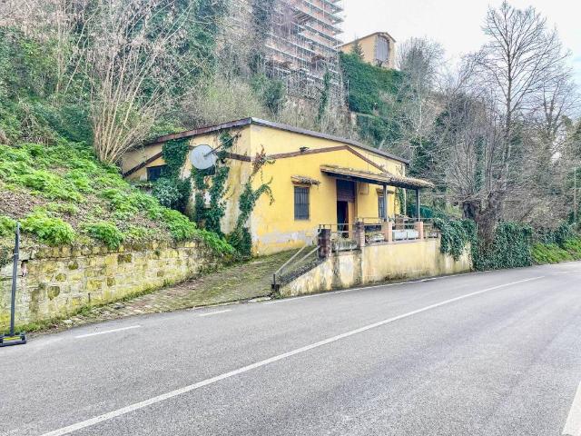 Locale Commerciale in vendita a Marche, Macerata