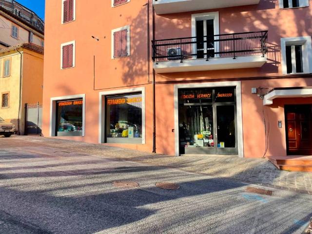 Locale Commerciale in vendita a Marche, Macerata