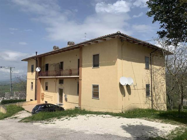 Locale Commerciale in vendita a Marche, Macerata