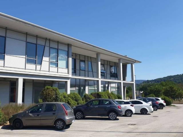 Locale Commerciale in vendita a Marche, Macerata