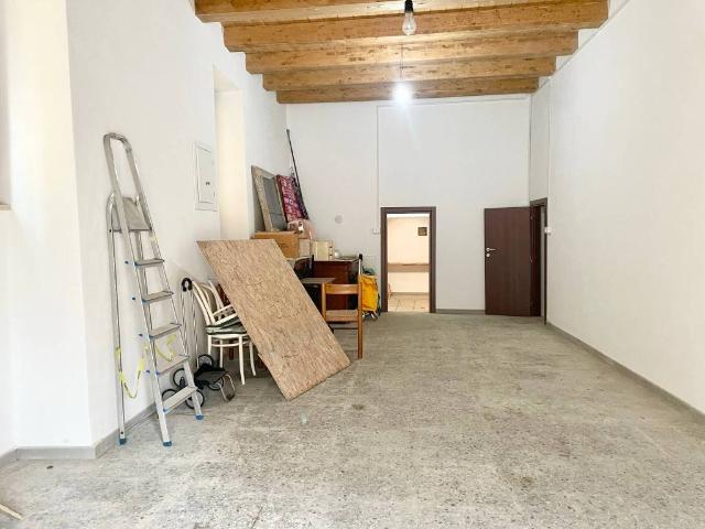 Locale Commerciale in vendita a Marche, Macerata