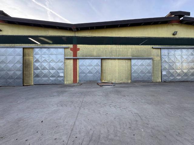 Locale Commerciale in vendita a Camisano, Lombardia